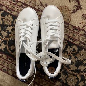 BRAND NEW WHITE SNEAKERS